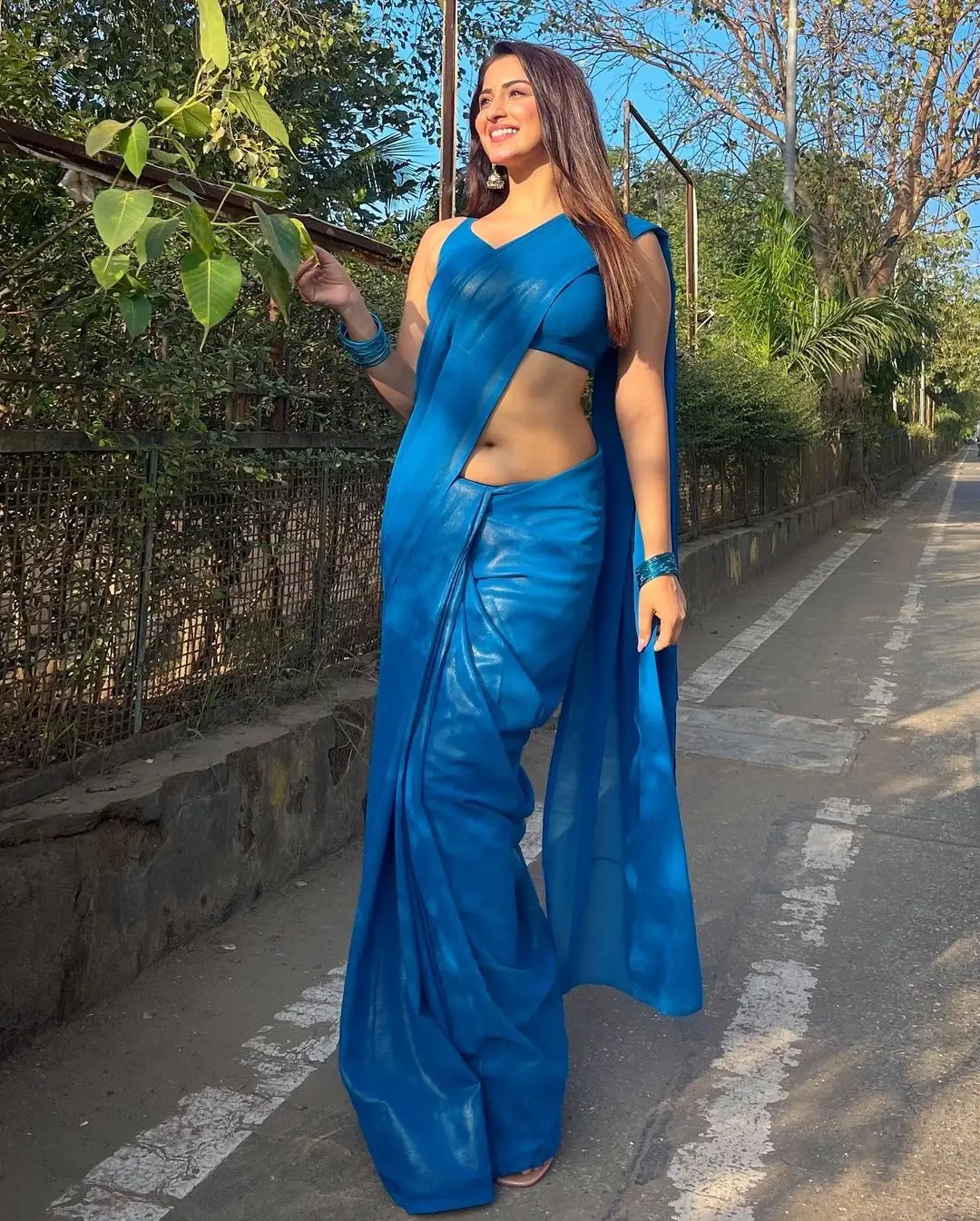 INDIAN ACTRESS ESHANYA MAHESHWARI IN BLUE SAREE SLEEVELESS BLOUSE 6